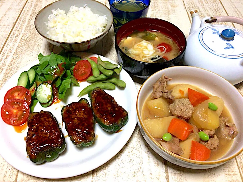 Snapdishの料理写真:今日の男飯(๑>◡<๑)ピーマンの肉詰め♫
肉じゃが♫
冷凍トマトとわかめとキャベツと豆腐の味噌汁♫|ひーちゃんさん