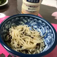 Snapdishの料理写真:どシンプル2 大根と塩昆布和え、からの〜醤油ちょいたらし💓|TKD_1057さん