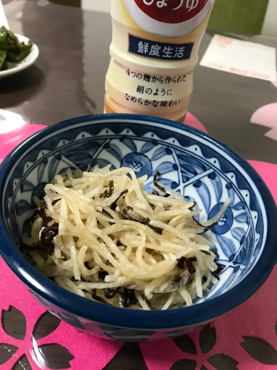 Snapdishの料理写真:どシンプル2 大根と塩昆布和え、からの〜醤油ちょいたらし💓|TKD_1057さん