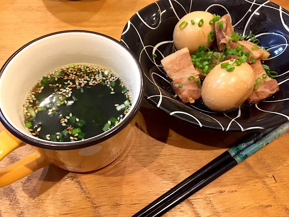 Snapdishの料理写真:今日は豚バラ&卵煮込みとわかめスープ♫|Yu-riさん