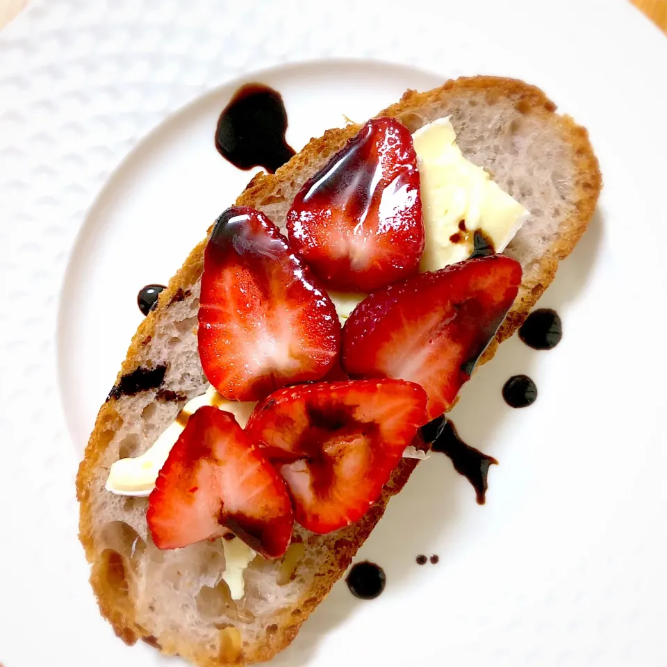 チャーム・ド・フランス ブリーといちごのオープンサンド🍓バルサミコソースをかけて❣️😊|あしゃぱんさん