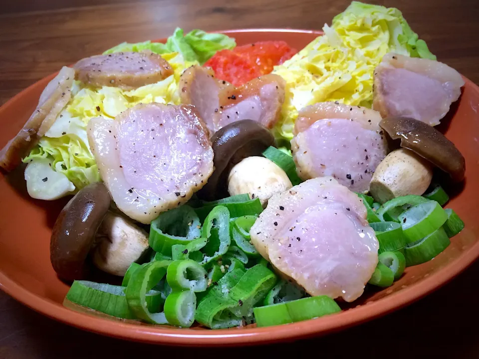 塩豚と春キャベツのレンチン酒蒸し🍖🌳🌺|ぱぴこ家さん