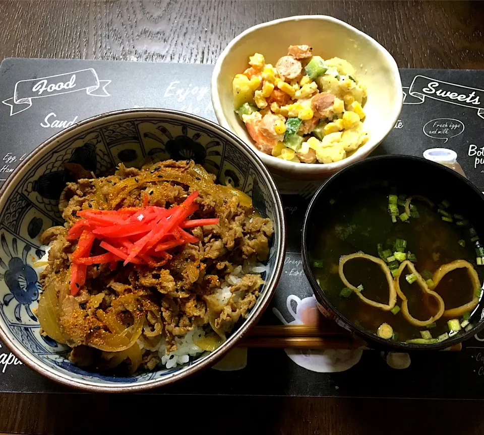 牛丼とポテトサラダと赤出汁味噌汁( ´ ▽ ` )ﾉ|ライムさん