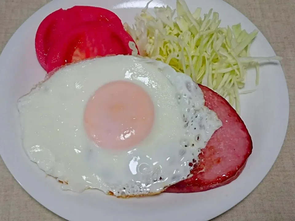 ＊休日の朝ごはん ＊   目玉焼き ハム  サラダ|hamamaさん