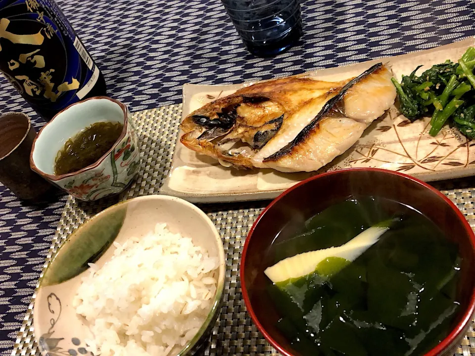 Snapdishの料理写真:鰆の塩麹焼き、ノドグロの一夜干し、筍と新ワカメのお吸い物、ほうれん草のお浸し、もずく酢|amiさん