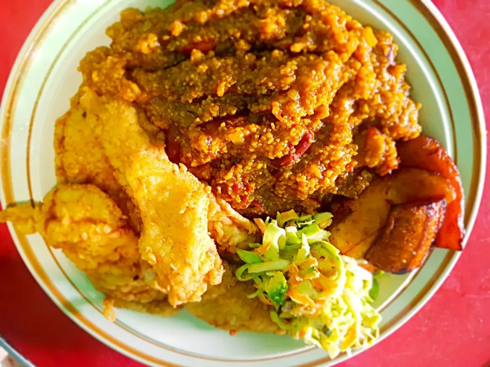 Fried Fillet of Black Tiger Fish with Red Kidney Beans and Grits, Vine Ripened Fried Plantains and Cabbage Carrots and Broccoli Slaw.|Juan Simmsさん