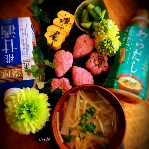 「液みそ あらだし」を使ってみたSnapdishの料理・レシピ写真:桜は終わったけれど…  #液みそあらだし でお味噌汁メインの 〜桜むすび🌸プレート〜 ・お味噌汁 ・胡瓜の漬物濃厚甘酒和え ・桜むすび🌸 ・厚焼き玉子（甘酒入）