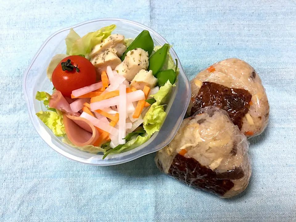 筍入りのかやくご飯のおにぎり、大根サラダ、ハーブチキン、茹でスナップエンドウ|jackybeanさん