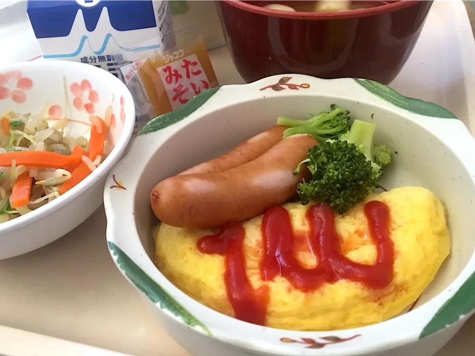 病院食の朝ごはん☀️
ごはん🍚200g
プレーンオムレツ ウインナー
付け合せ（ブロッコリー）
御浸し（もやし、人参）
たいみそ
味噌汁（玉葱、切り麩）
牛乳|ぽんたさん