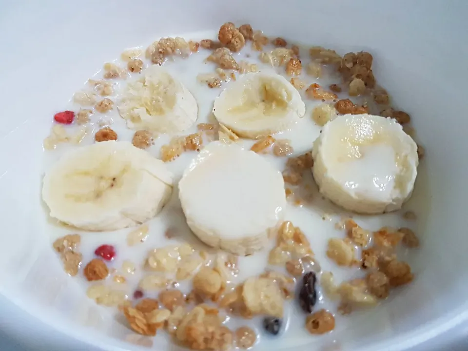 😋Yummy bananas + Japanese Calbee Oats cereals with brown rice wheat bran dried fruits.|🌷lynnlicious🌷さん