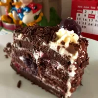 Snapdishの料理写真:🍰 Black 🍒Forest 🍒Cake 🍰|Tari's Kitchenさん