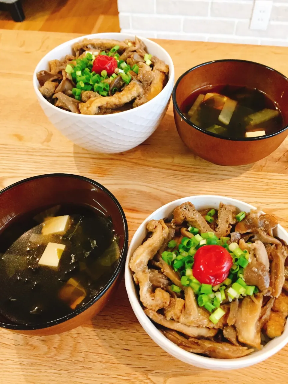 舞茸と油揚げ丼と豆腐入りわかめスープ|みっころさん