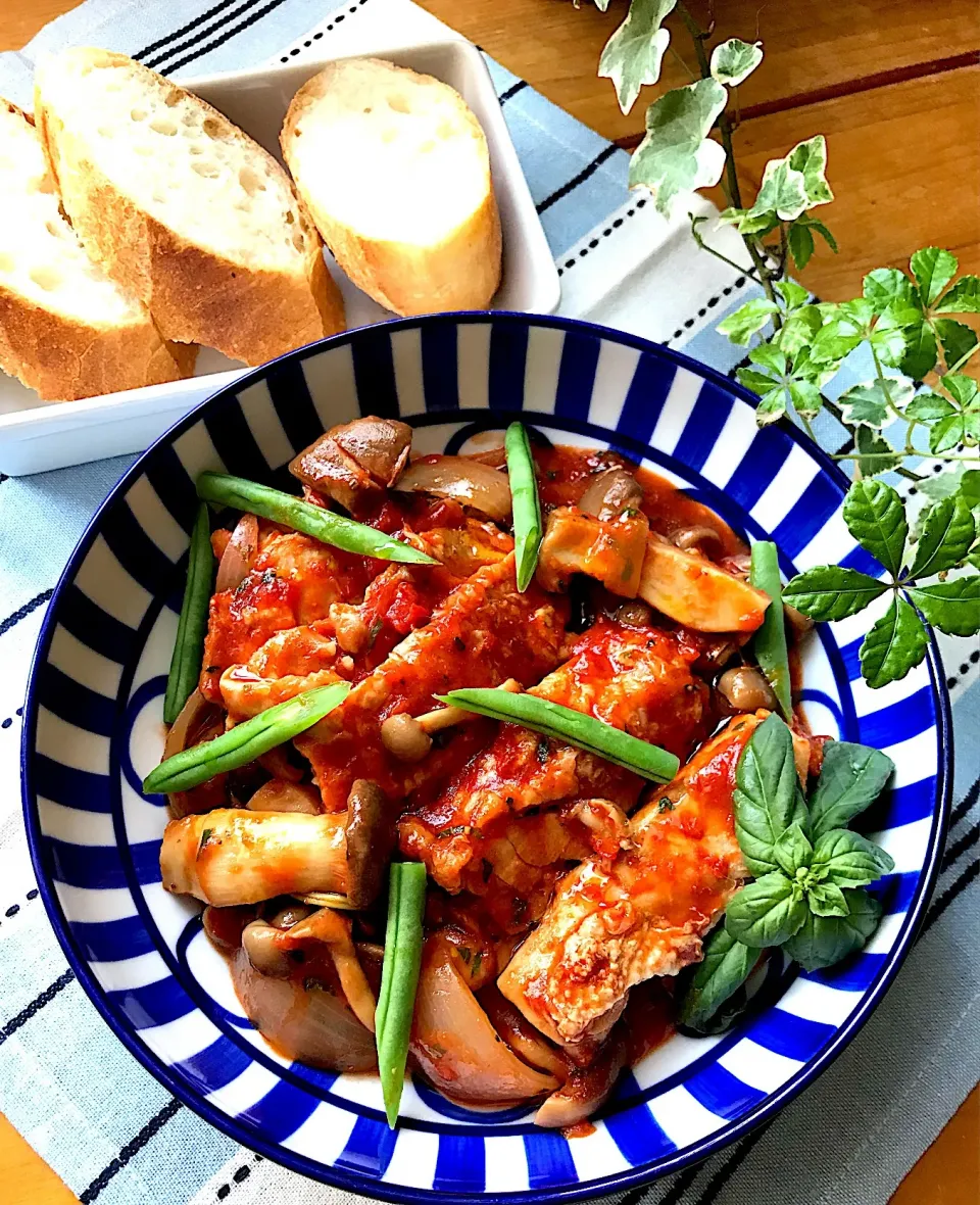 🍅パン🥖にも パスタ🍝にもマッチする グリルチキンのバジルトマト煮は きのこ🍄も たっぷり😋 残ったらチーズ🧀乗っけてチーズ焼き〜😘|Hollyさん