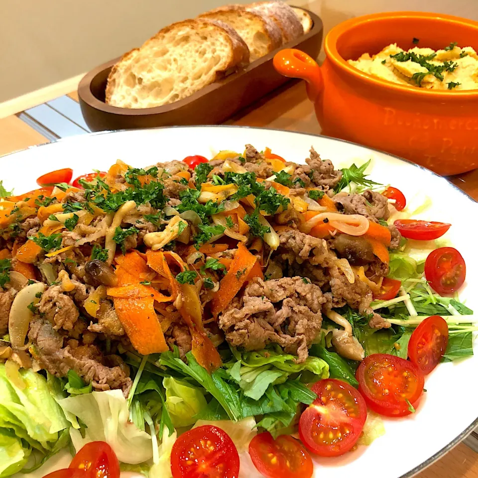 😋カンタン酢で💛牛肉マリネソテーでもりもり食べるサラダ仕立て🌿(これって洋風テリヤキ⁈)|moyukitaさん