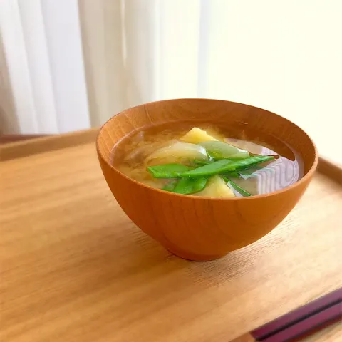 「しいたけ茶 袋入」を使ってみたSnapdishの料理・レシピ写真:新玉ねぎと新じゃがと絹さやの味噌汁