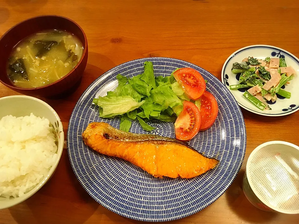 Snapdishの料理写真:4/16 夕飯♪ 焼き鮭 生野菜 小松菜とハムのマスタード和え 納豆 味噌汁|ikukoさん