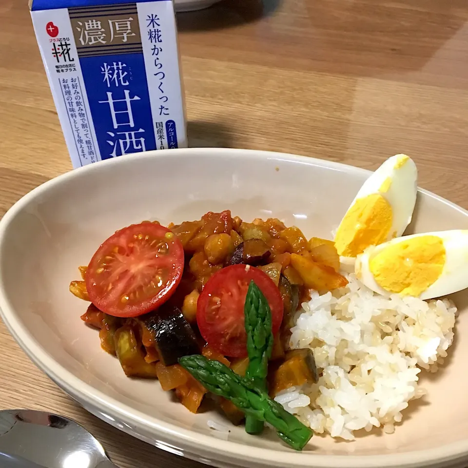 Snapdishの料理写真:甘酒で煮込んだトマトの玄米カレー
#甘酒 #玄米 #カレー #トマトカレー #トマト #豆|あきころさん