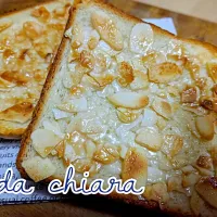 Snapdishの料理写真:chiaraの食パンをリメイク〜アーモンドフロランタン風トースト