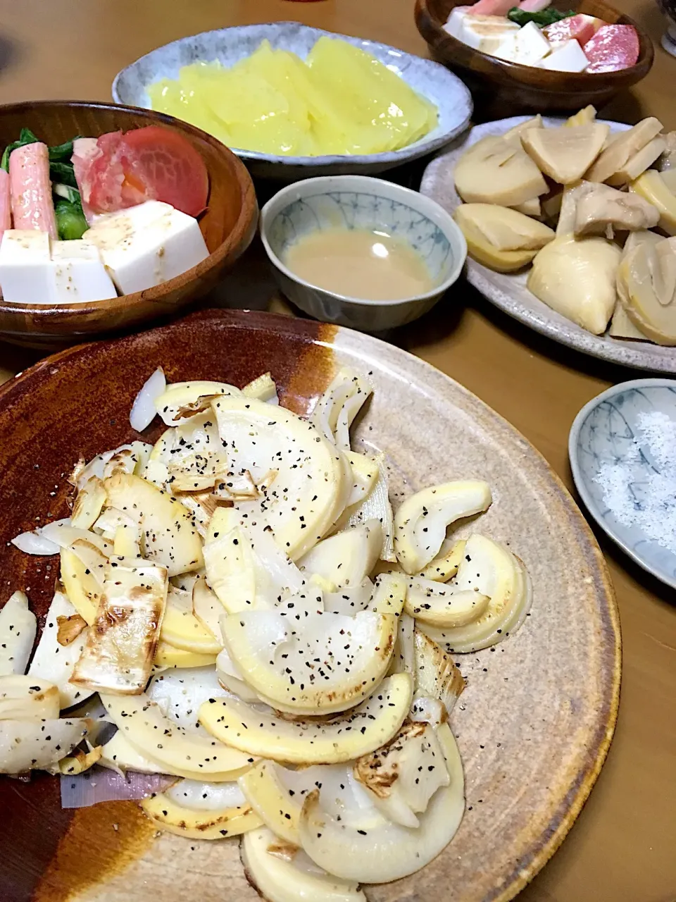 Snapdishの料理写真:毎年恒例！
筍掘ってきました✨
昨日の晩ゴハン。まずは土佐煮とゴマ油炒め(*´o`*)ʖˋʖˋʖˋ～♡|さくたえさん