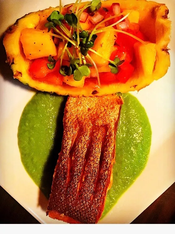 Salmon with pea puree and pineapple salsa|Nachaz Kitchenさん