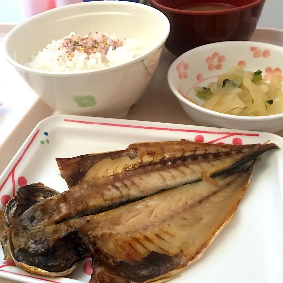 病院食の朝ごはん😄
ごはん200g
味噌汁（人参、油揚）
干物（鯵開き）
大根の甘酢和え
ふりかけ（タラコ）
牛乳|ぽんたさん