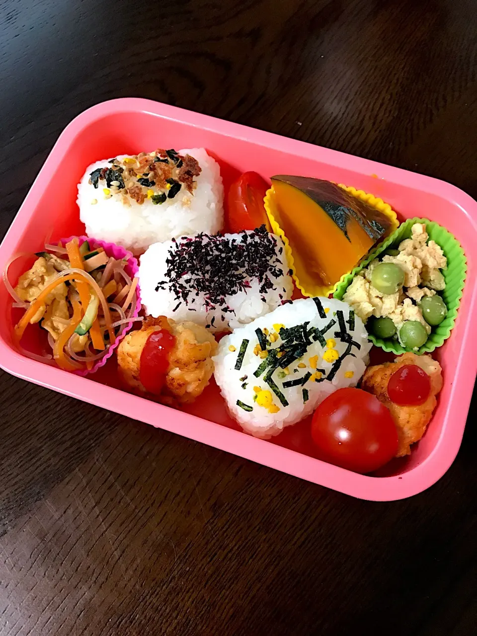 Snapdishの料理写真:チキンナゲットと3種のおにぎり弁当|kiicoさん