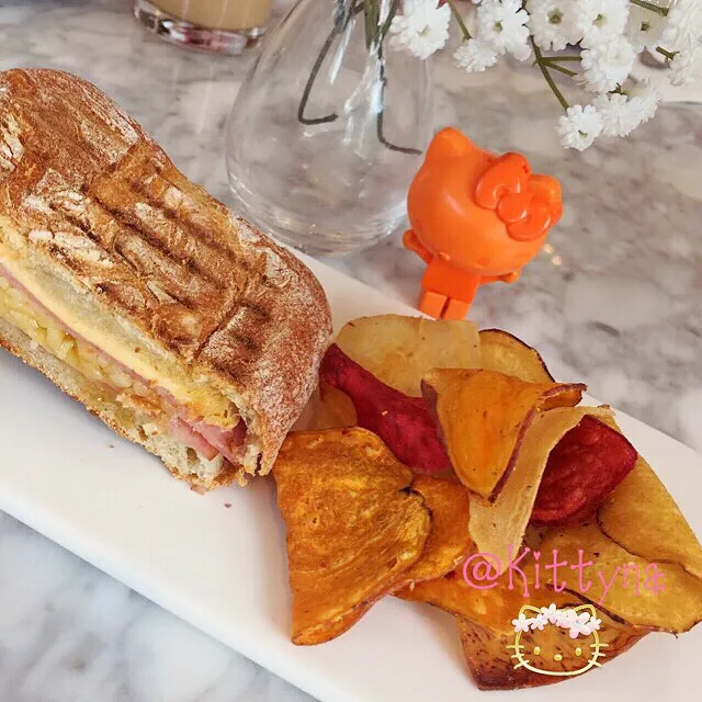 Ham & Chesse Sandwich 🥪
A popular class sandwich with savory ham and aged cheddar cheese layered and served on toasted ciabatta bread 🥖|🎀Kittyna🌸さん