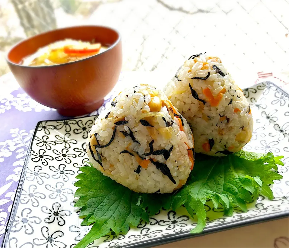 昼ごはん  マルコメさんの液みそあらだしで、ひじきとツナの炊き込みご飯🍙|砂雪さん