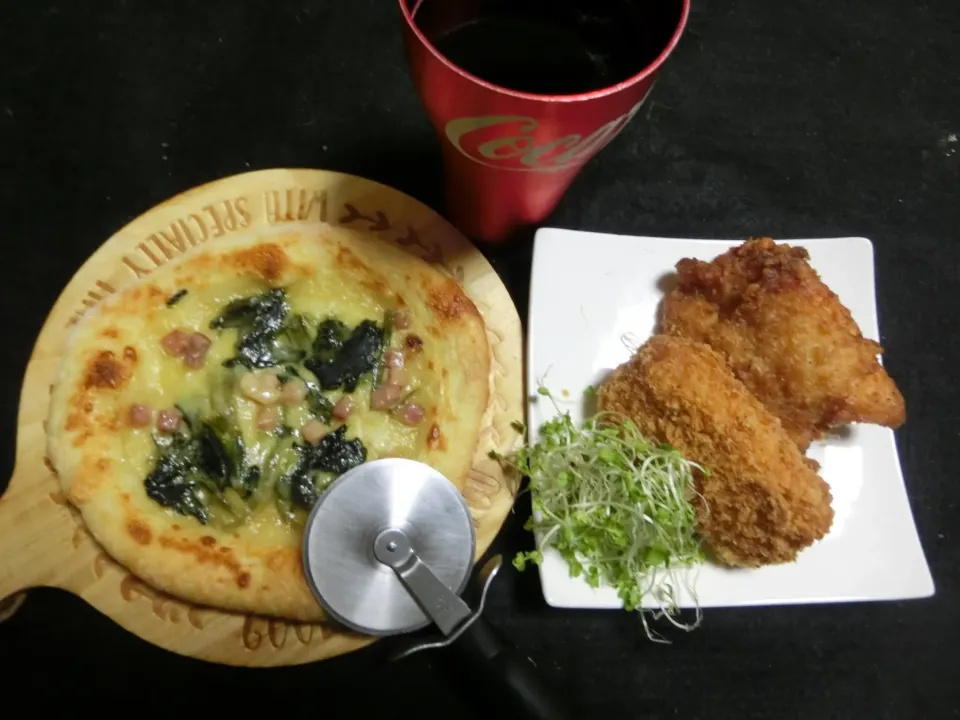 ランチ  ピザ🍕パン 鶏のフライ🐓 カニコロッケ  コーラ|Hiroshi  Kimuraさん