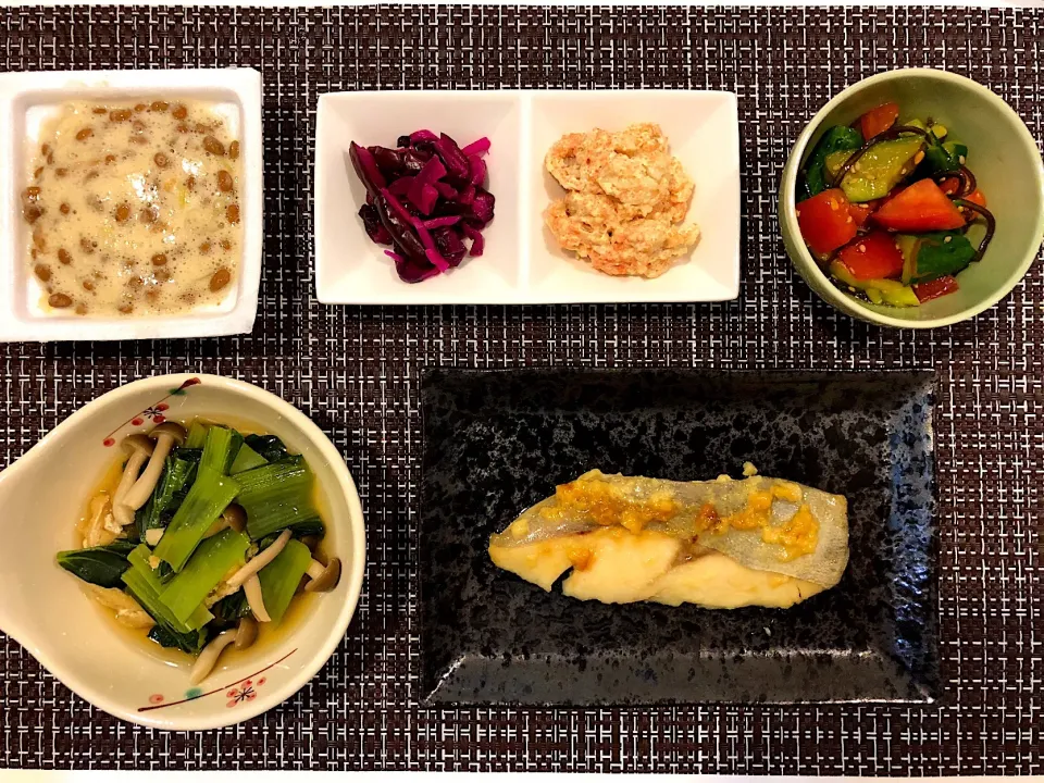 Snapdishの料理写真:#ひらすの西京焼き
 #小松菜と油揚げの煮浸し 
 #塩昆布キュウリ トマト
#里芋明太
 #しば漬け 
 #納豆|ゆぺこさん