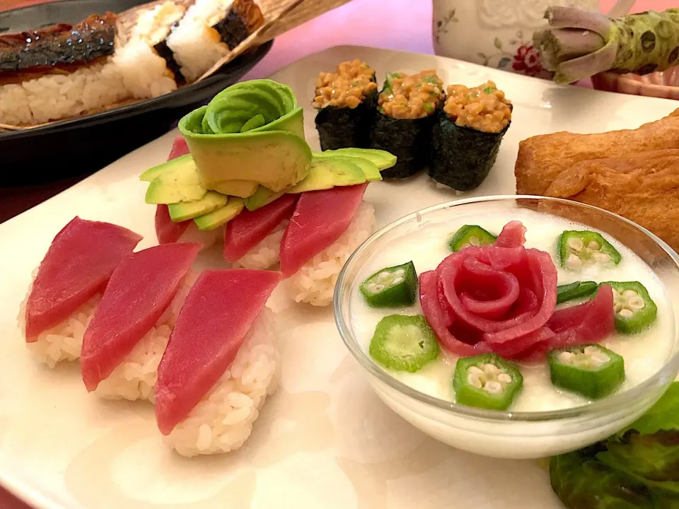 Snapdishの料理写真:マグロの握り、納豆といなり寿司🍣
& オクラとマグロとろろ
お土産の鯖寿司も...♡|AKUBI*:ஐ(●˘͈ ᵕ˘͈)さん