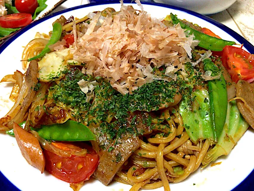 今日の男飯(๑>◡<๑)地産地消の黒はんぺんとウィンナーとトマトのお好み焼き味風焼きそば♫|ひーちゃんさん