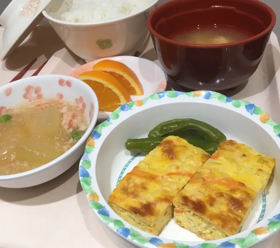 病院食の晩ごはん🌙💫
ごはん200g
さらさ卵
付け合せ（シシトウ）
オレンジ
冬瓜カニあんかけ
味噌汁（豆腐、ネギ）|ぽんたさん