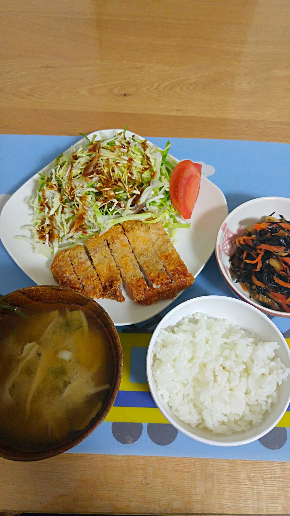 ☆夕飯☆豚カツ＊キャベツ＊トマト＊ひじき煮＊舞茸味噌汁＊ごはん　食後に苺食べました。|ｼｮｺﾗさん