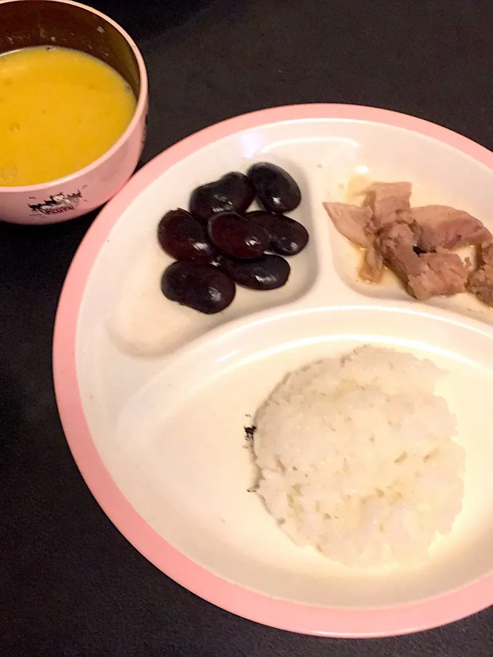 幼児食 夜
・ごはん
・鶏チャーシュー
・紫豆煮
・コーン豆乳ポタージュ
・いちご|ぺろたんさん