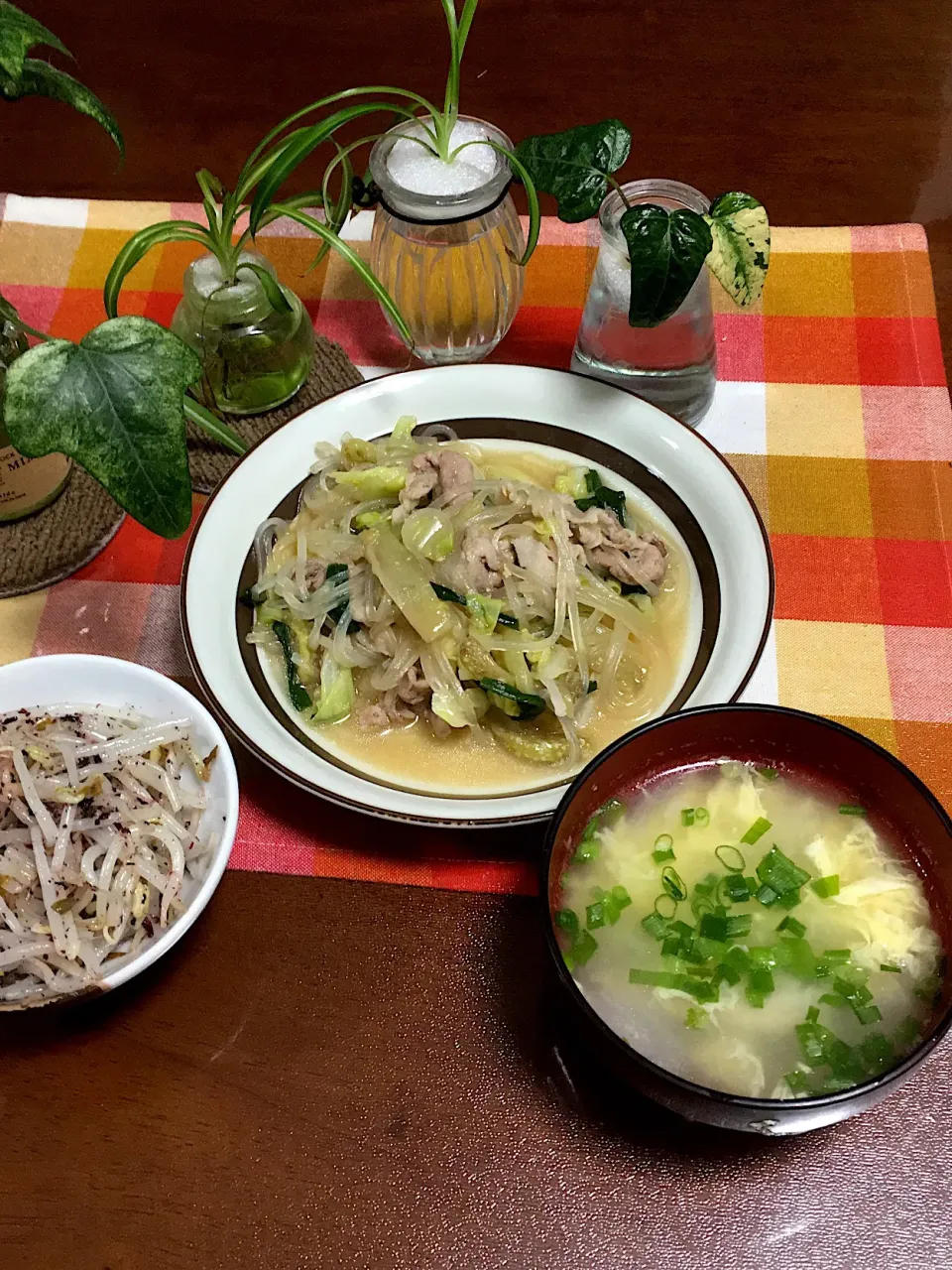 Snapdishの料理写真:豚肉とナス、春雨、キャベツの中華炒め
もやしの赤ジソマリネ
手羽元と玉子のスープ|けもさん