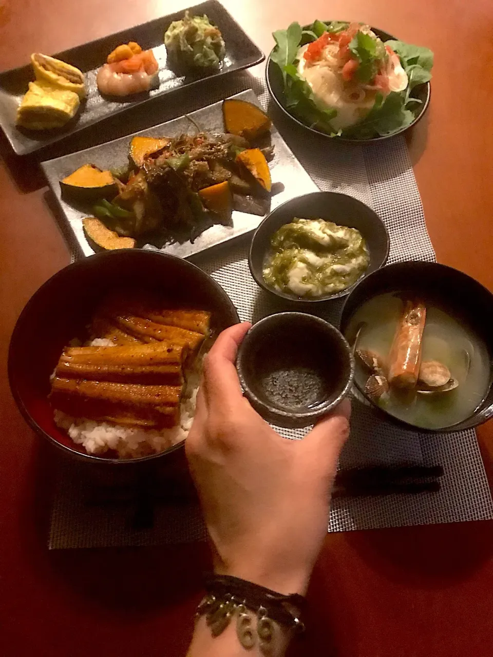 Today's dinner🍴前菜･おぼろ豆腐の新玉ｻﾗﾀﾞ･きのこと茄子､ﾋﾟｰﾏﾝのしぎ焼き･鰻とろ丼<大和芋&ｵｸﾗ>･貝とあおさ海苔のお味噌汁|🌈Ami🍻さん