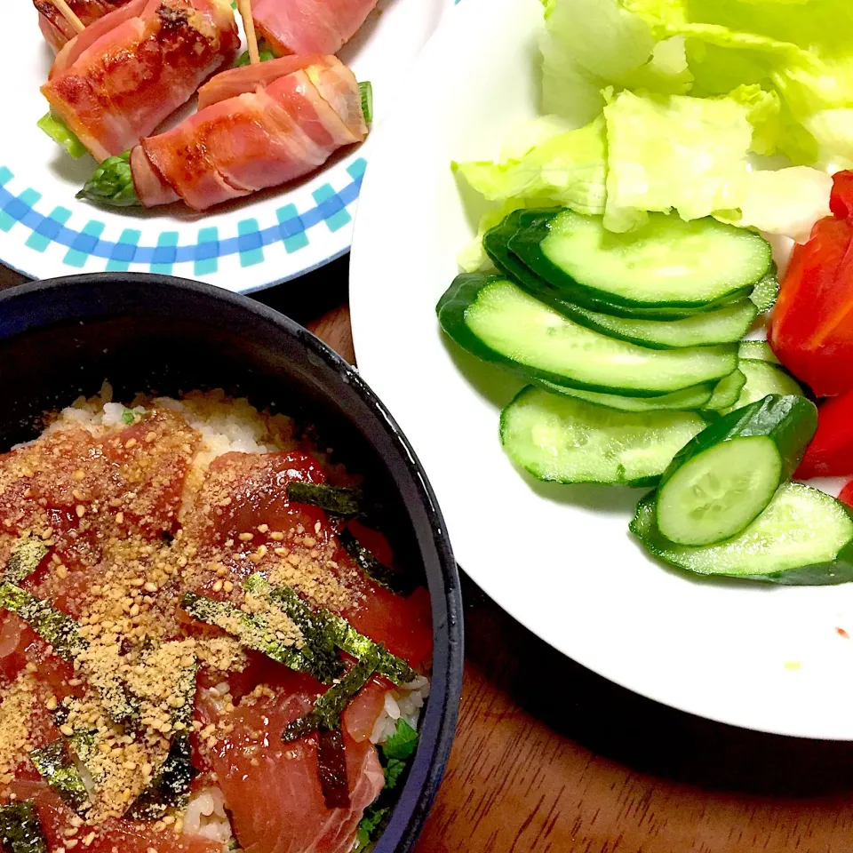 鮪漬け丼   アスパラのチーズベーコン巻き焼き    サラダ|掛谷節子さん