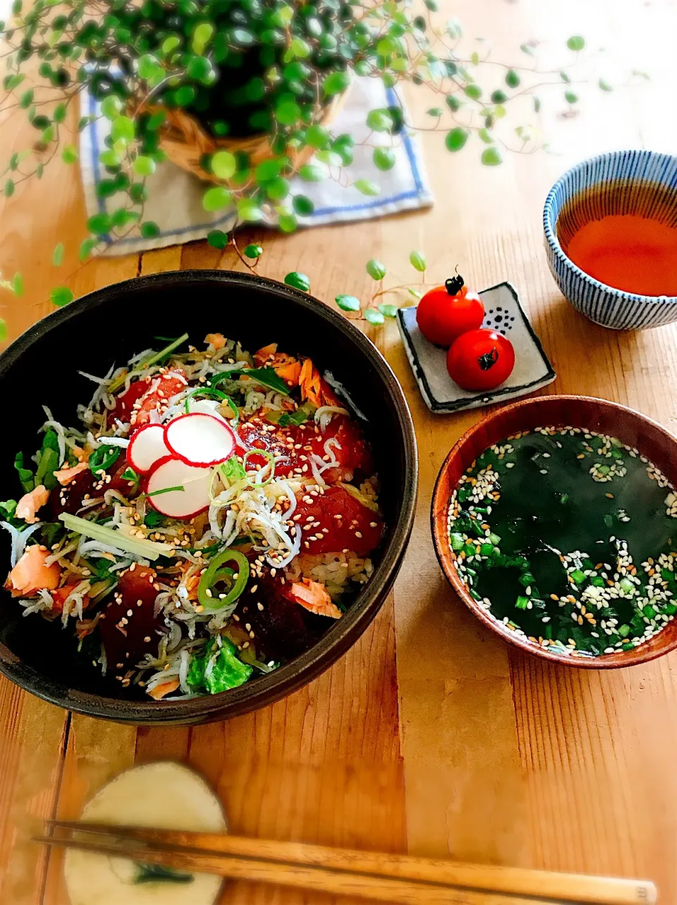 今日は漬けマグロサラダ風丼と♪
          わかめスープ(ᵔᴥᵔ)|Mariruさん