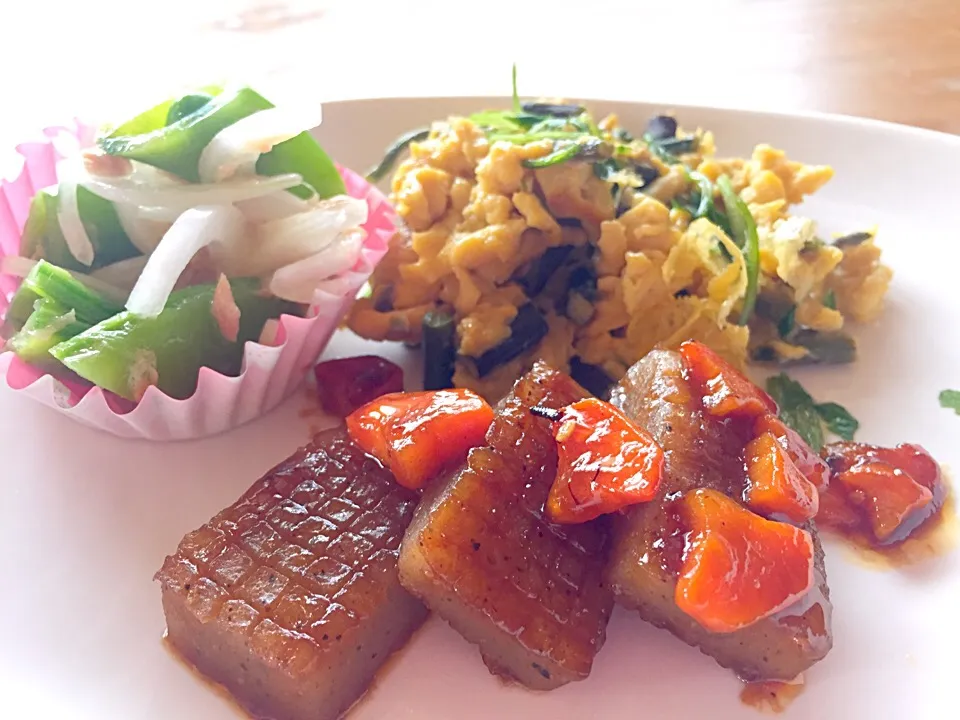 こんにゃくの鉄板焼き、ワラビと卵の炒めもの、新タマ、スナップえんどう、ツナのカンタン酢和え|pepiさん