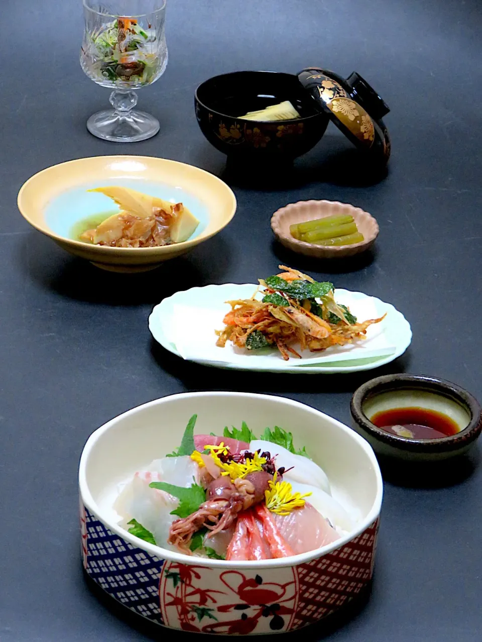 今晩は、海鮮丼（鯛、はまち、烏賊、蛍烏賊、甘海老、鮪）、かき揚げ（じゃこ海老、明日葉、筍、牛蒡、人参、舞茸）、筍の土佐煮、蕗の青煮、春雨の酢の物（人参、木耳、胡瓜、錦糸卵）若竹椀|akazawa3さん