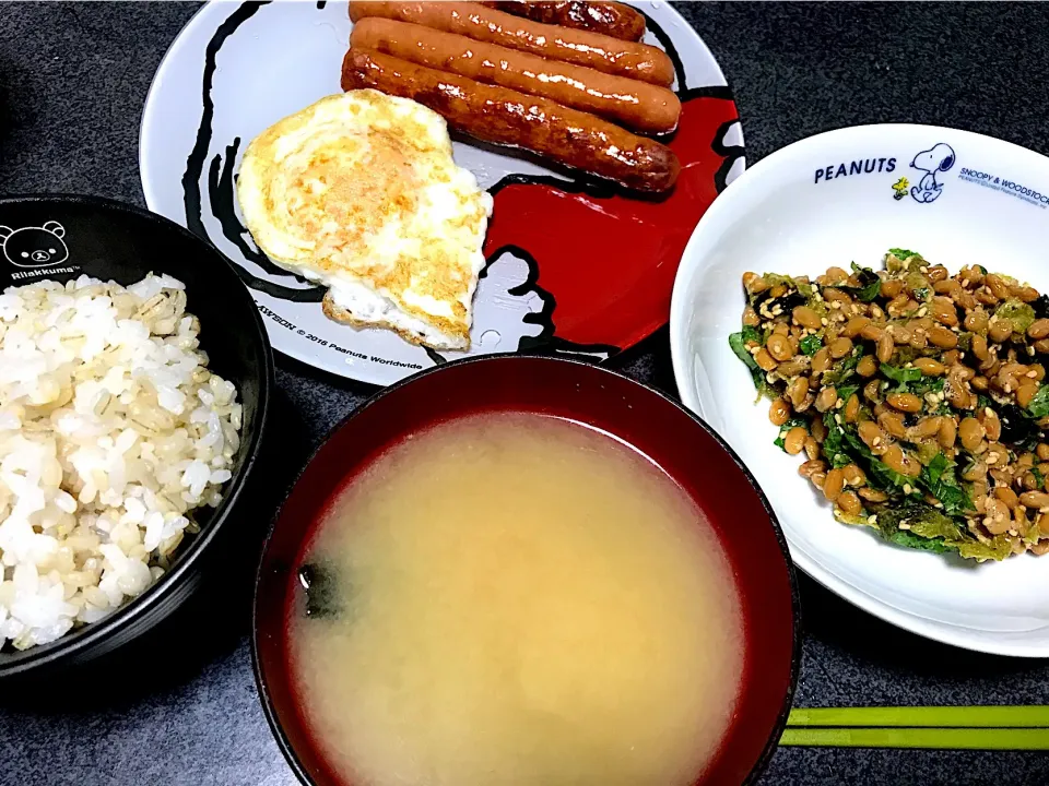 Snapdishの料理写真:もち麦飯、目玉焼き(ターンオーバー)、胡麻しそ海苔納豆、ウインナー、ワカメしじみ味噌汁|ms903さん