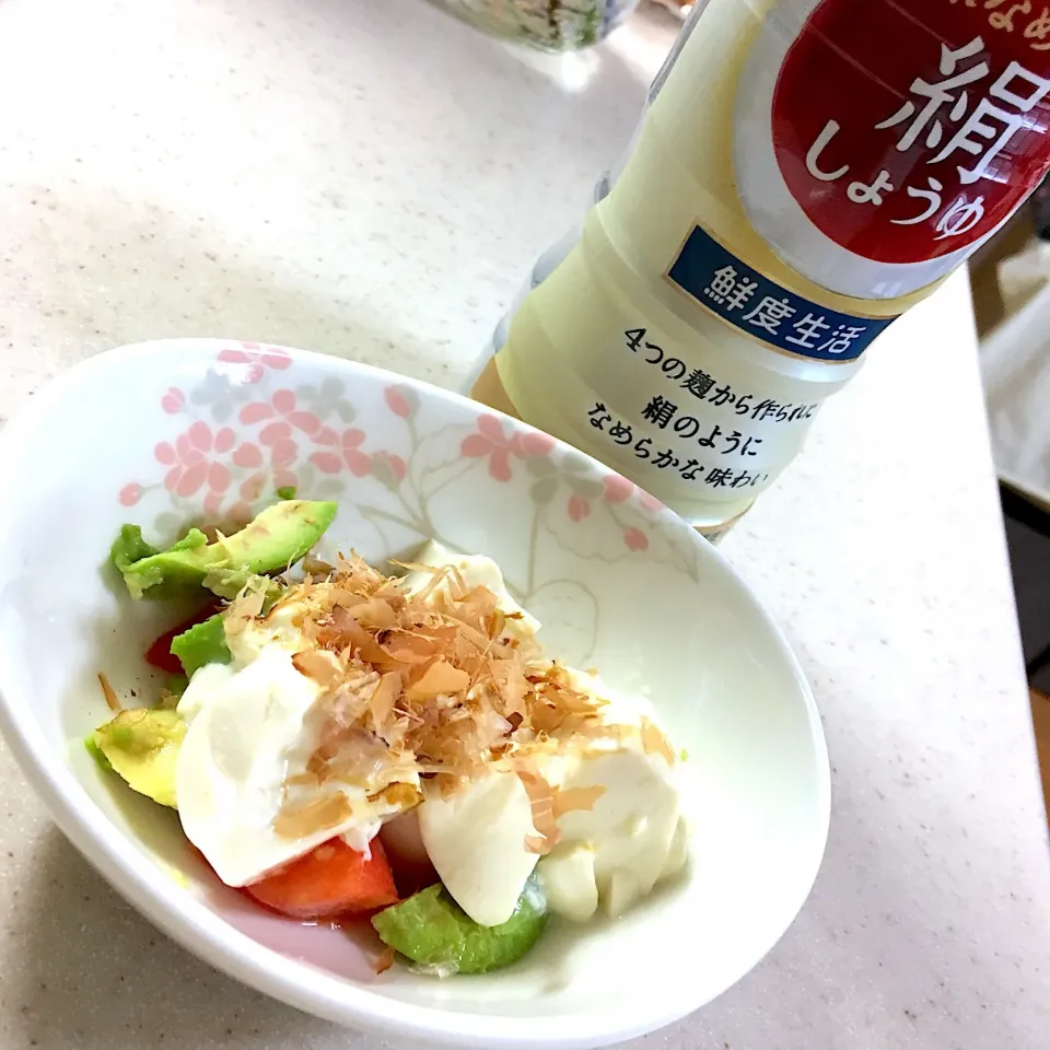 Snapdishの料理写真:トマト🍅、アボカド🥑、お豆腐を和えました😋|かわちさん