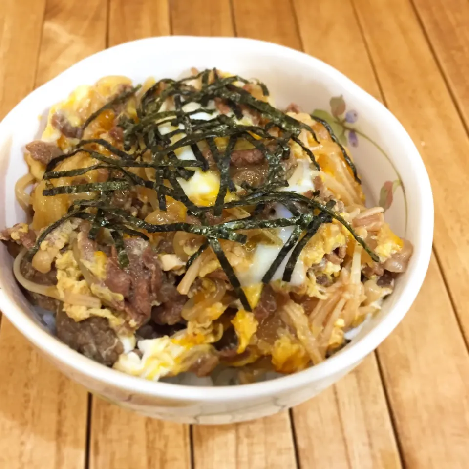 残ったすき焼きで
『牛すき丼』
 #男飯  #飯テロ  #料理男子  #男めし  #男の料理|うっちーさん