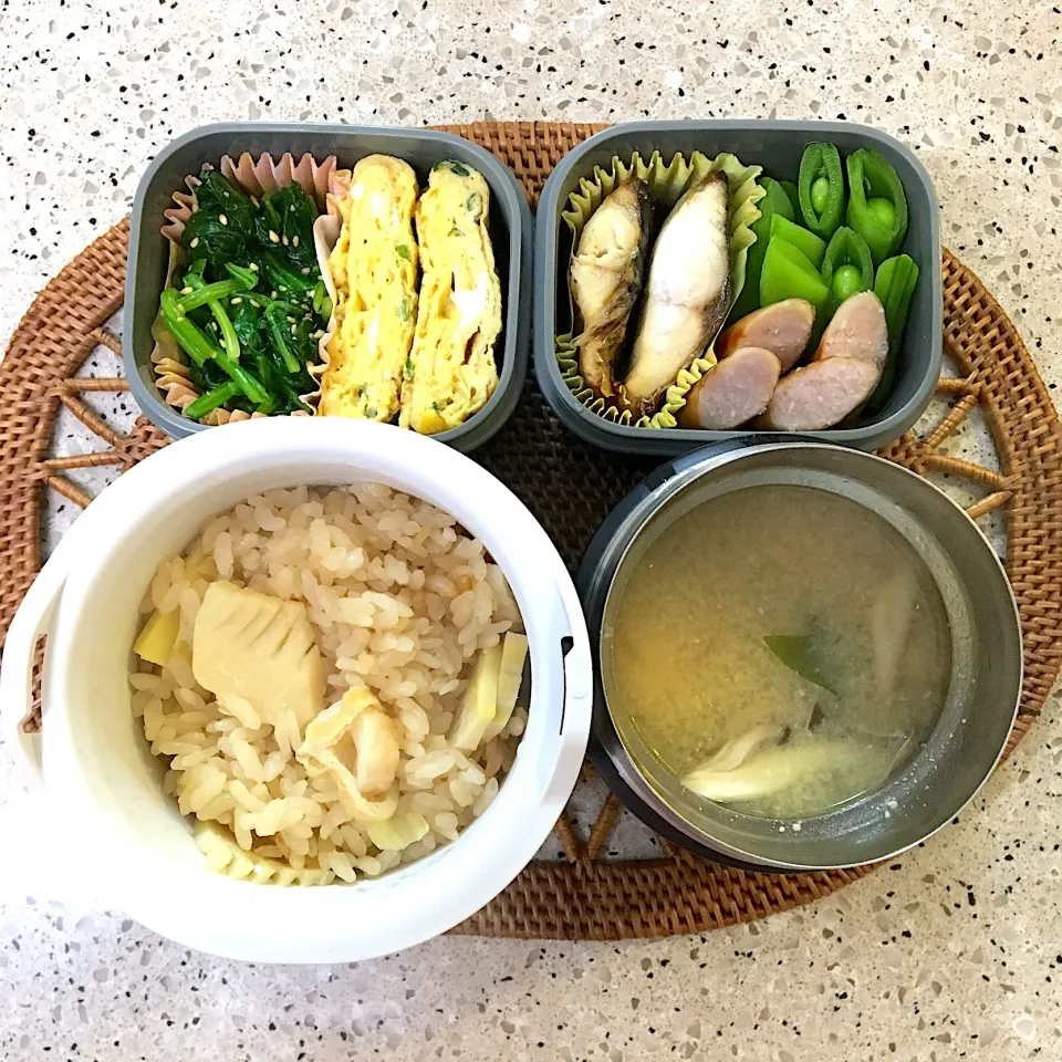 Snapdishの料理写真:筍ごはん、ほうれん草胡麻和え、青葱卵焼き、塩鯖、スナップえんどう、ウインナー、豆腐しめじワカメの味噌汁|しーさん