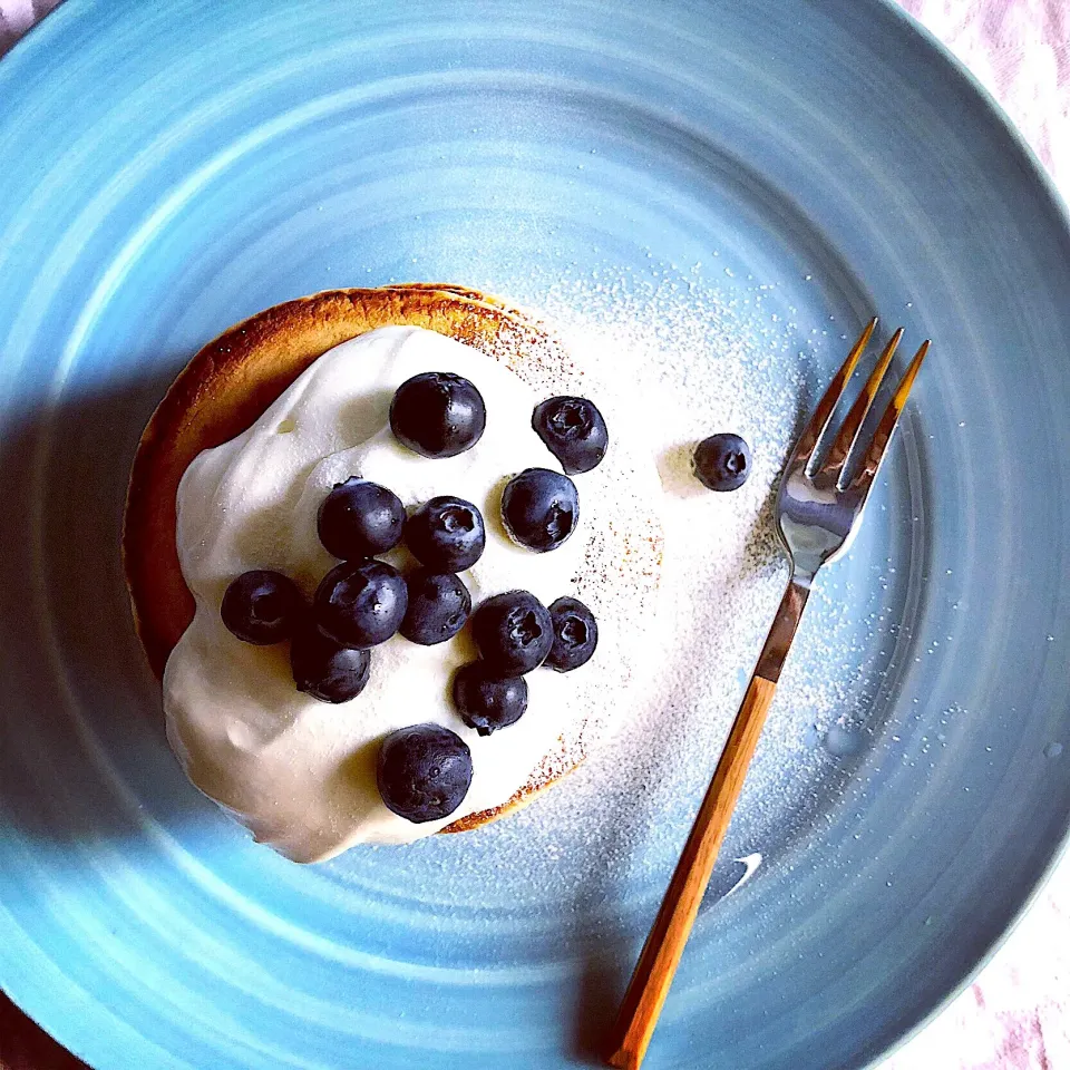 豆乳入り！ブルーベリーパンケーキ🥞
#パンケーキ  #ブルーベリー #ブルーベリーパンケーキ #ホットケーキ #ホットケーキミックス #ギリシャヨーグルト|あしゃぱんさん