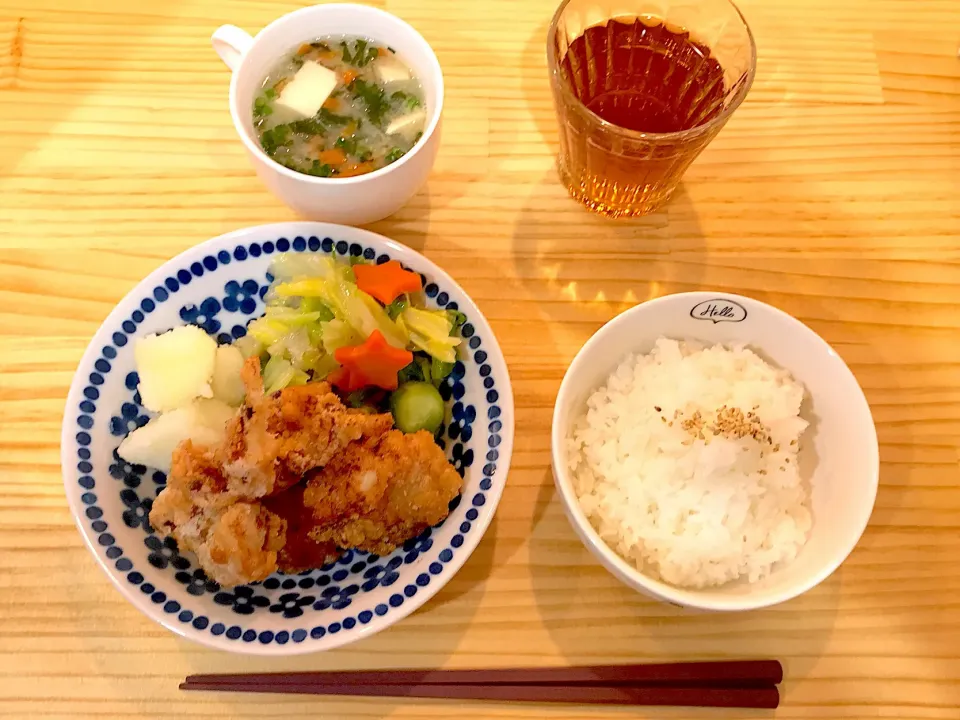 ご飯・鶏の竜田揚げ・野菜味噌汁・夏野菜のピクルス・粉ふき芋|おしりん🐶🐻💟さん