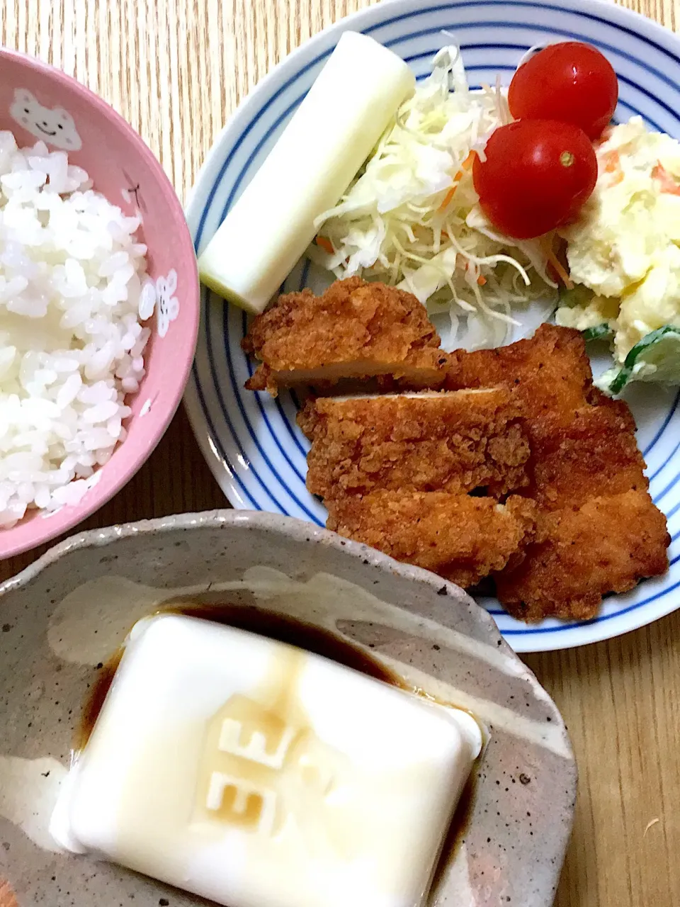 Snapdishの料理写真:#ムスメご飯 

チキンカツ、サラダ、ポテトサラダ、さけるチーズ、冷奴、ご飯。|mossan＠OSAKAさん