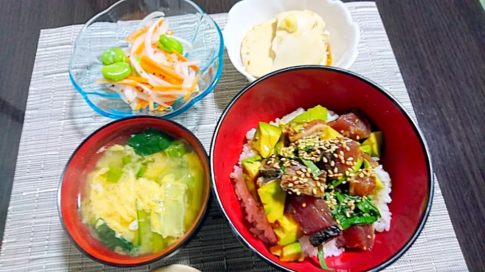 Snapdishの料理写真:カツオとアボカドの漬け丼、小松菜と卵の味噌汁、新玉ねぎとそら豆のサラダ、おぼろ豆腐|サトリさん