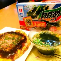 Snapdishの料理写真:お好み焼きにはワカメスープ！|mosachanchanさん